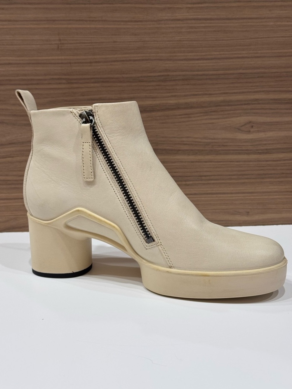 Ecco Shape Sculpted Motion Size 36
1/3”8’ heel